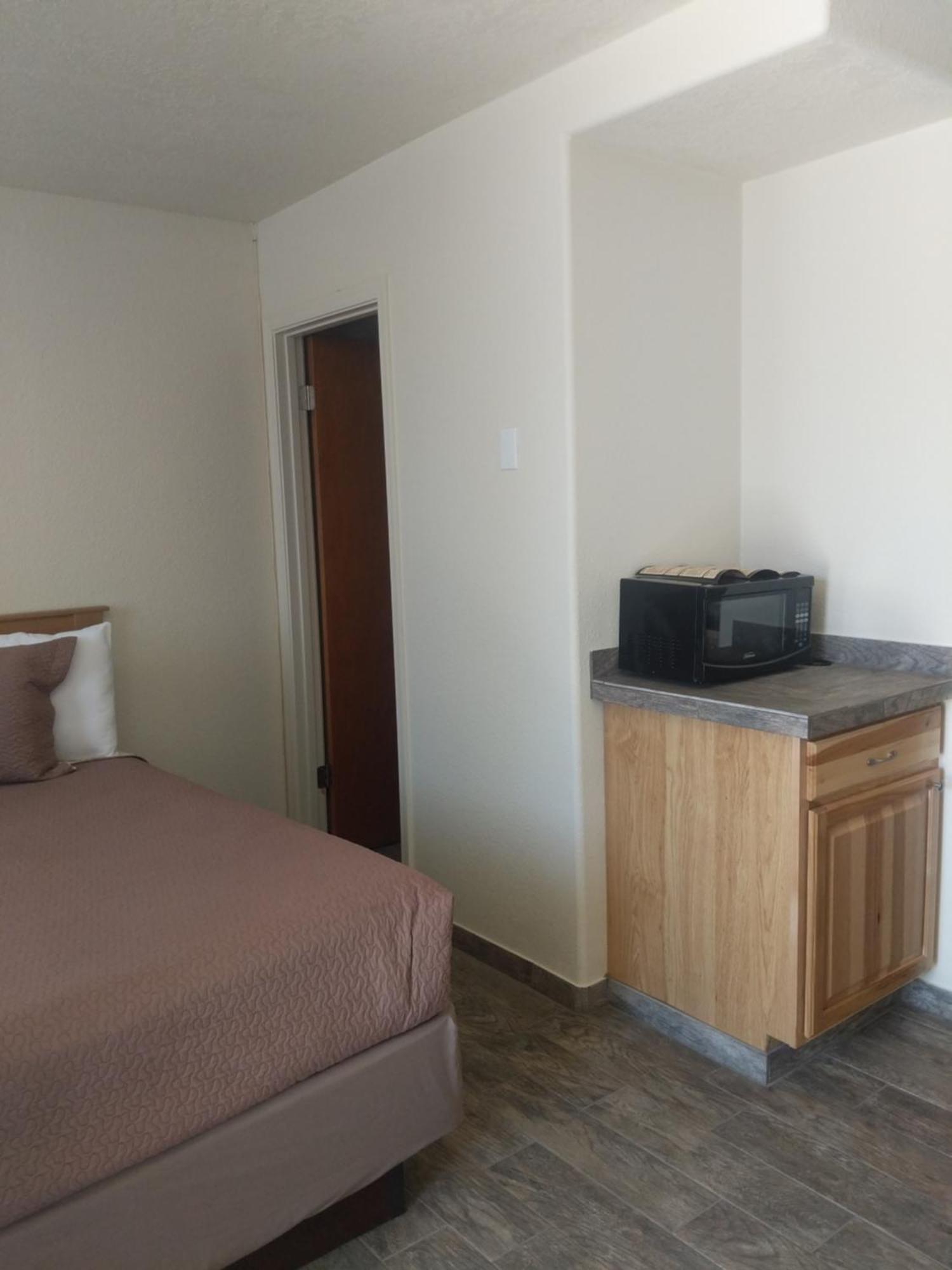 Little Daisy Motel Cottonwood Room photo